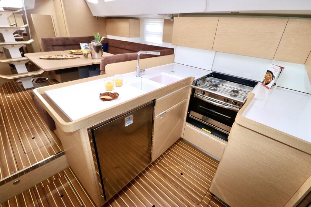 Sailing yacht 