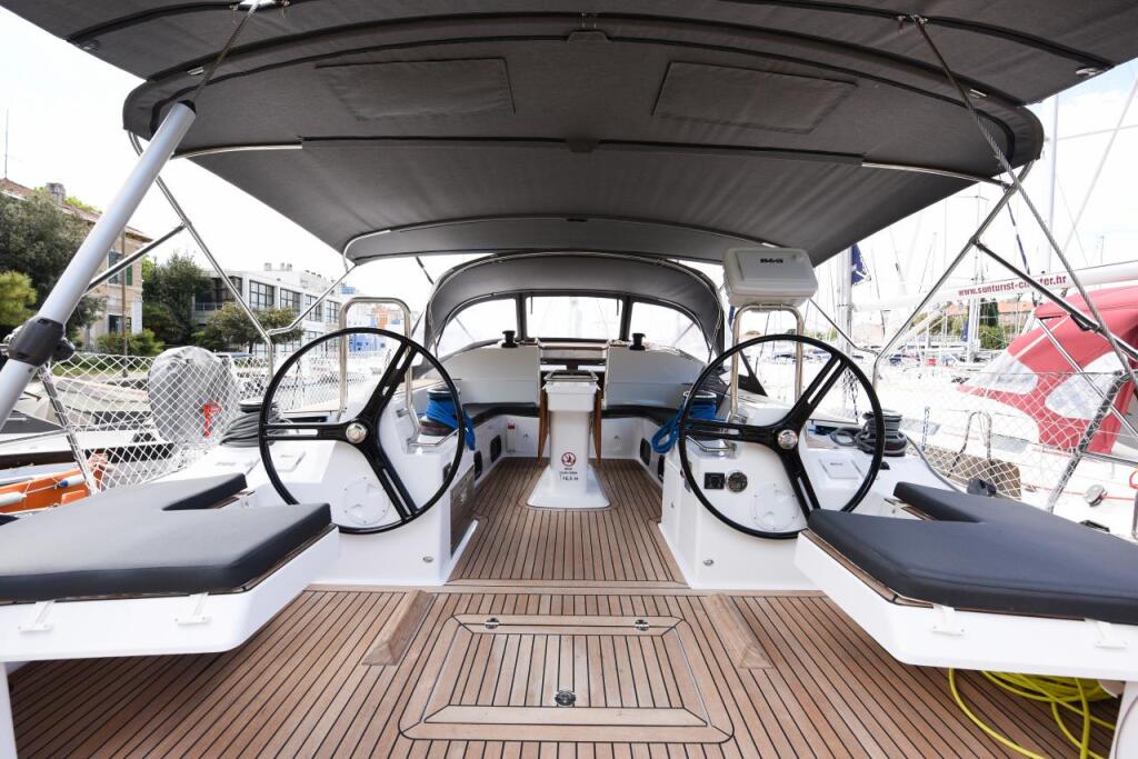 Sailing yacht 