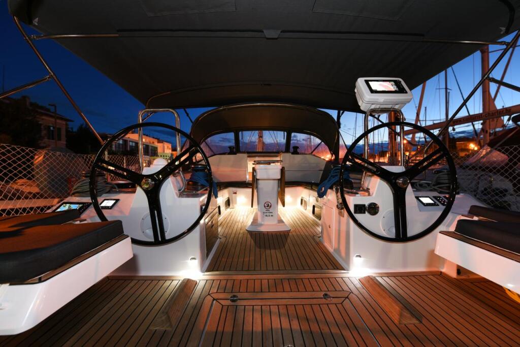 Sailing yacht 