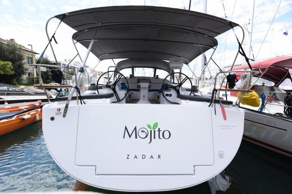 Sailing yacht 