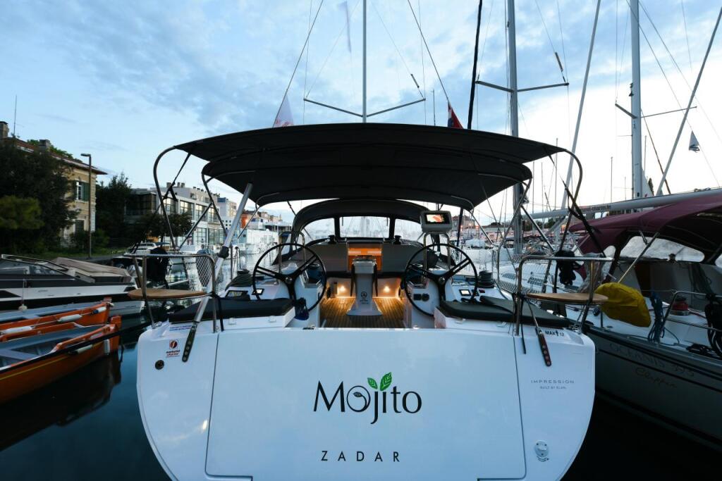 Sailing yacht 