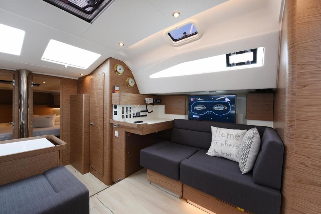 Sailing yacht 