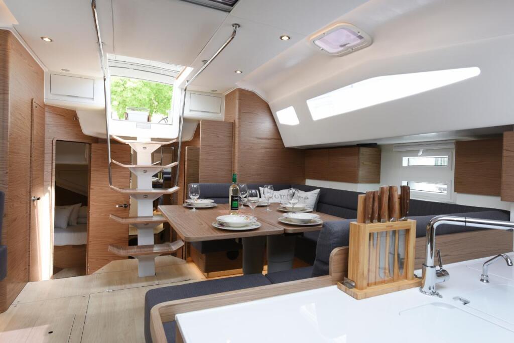 Sailing yacht 