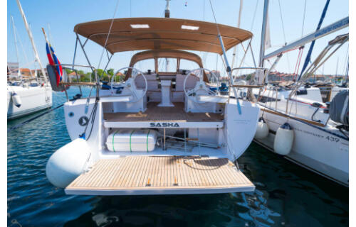 Sailing yacht 