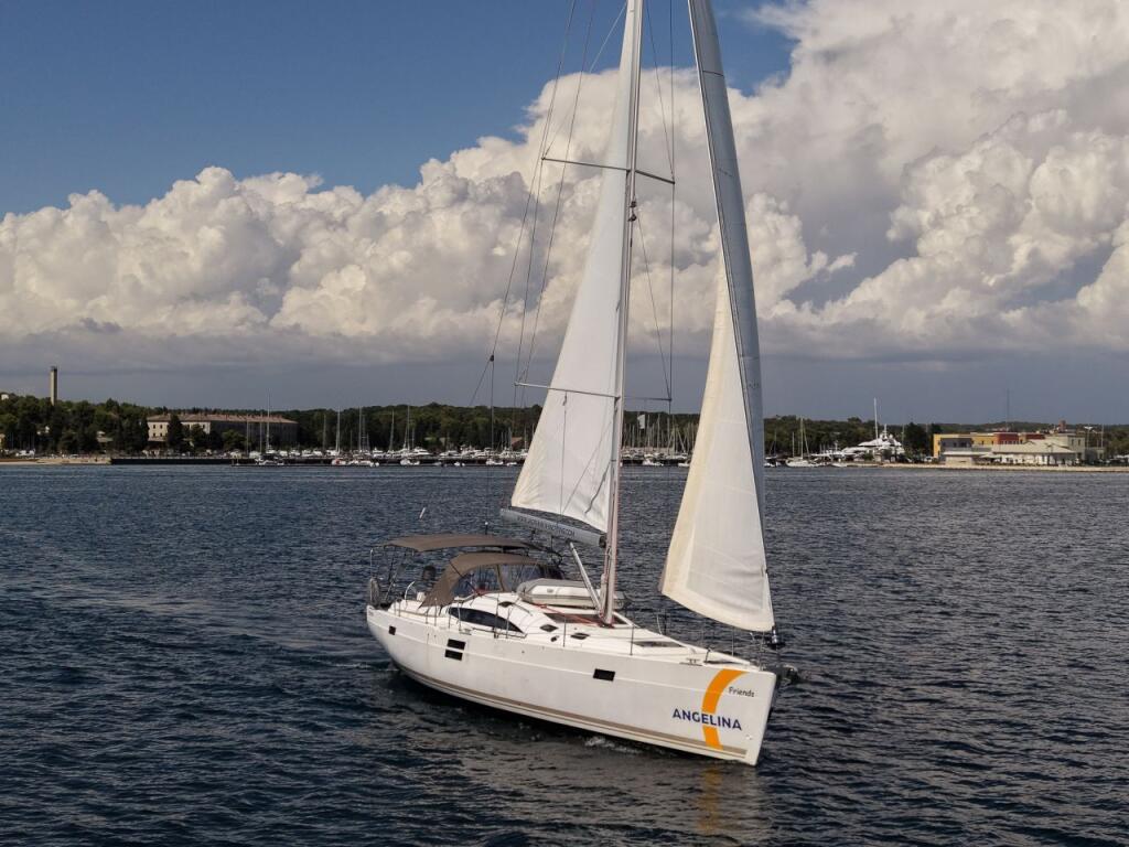 Sailing yacht 
