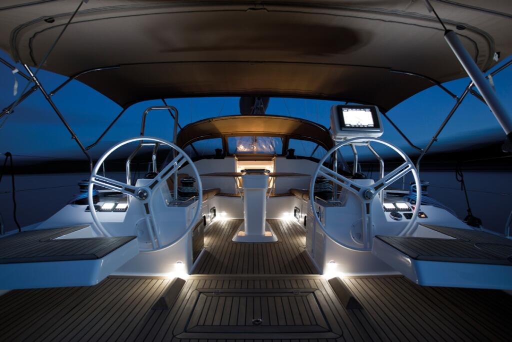 Sailing yacht 