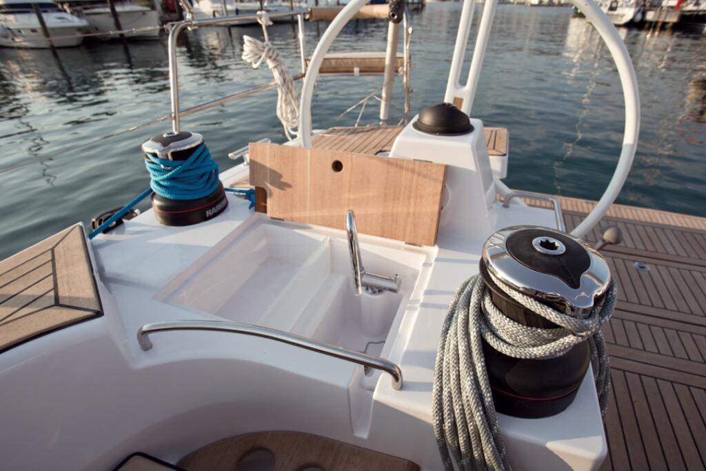 Sailing yacht 