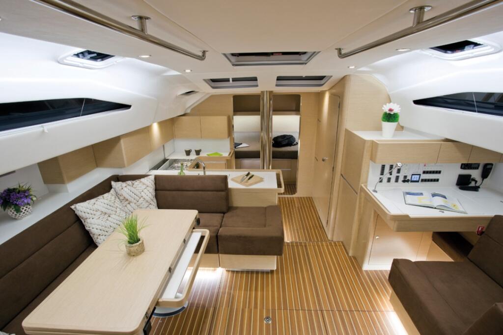 Sailing yacht 