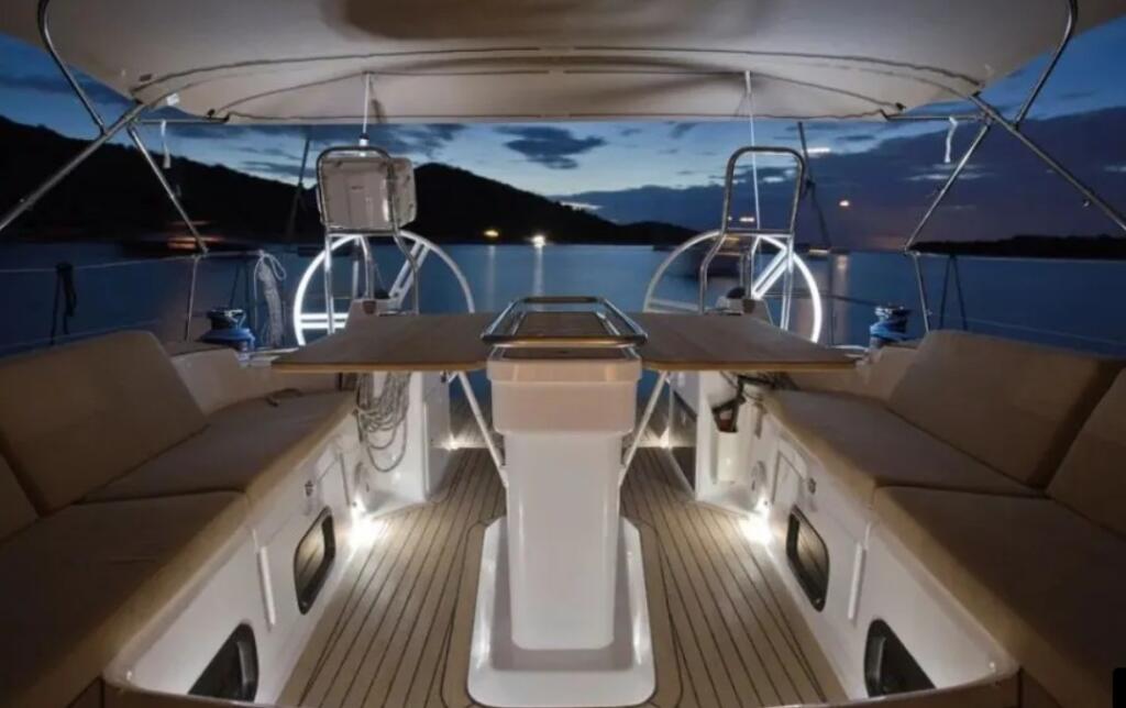 Sailing yacht 