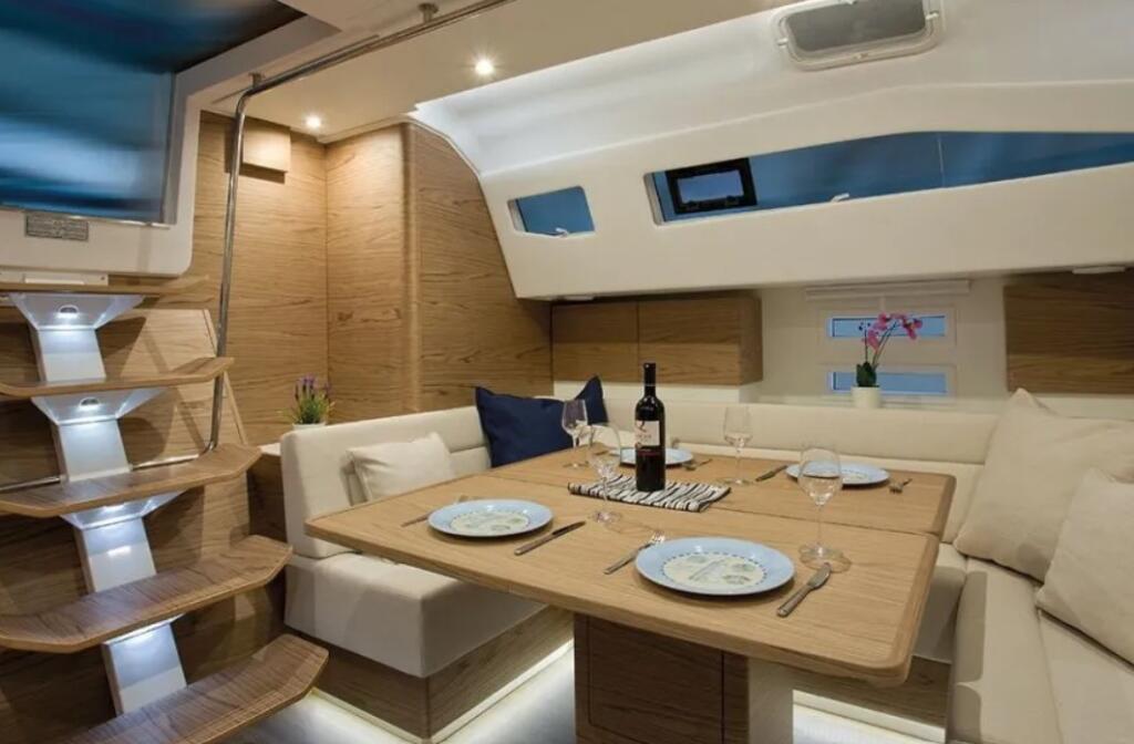 Sailing yacht 