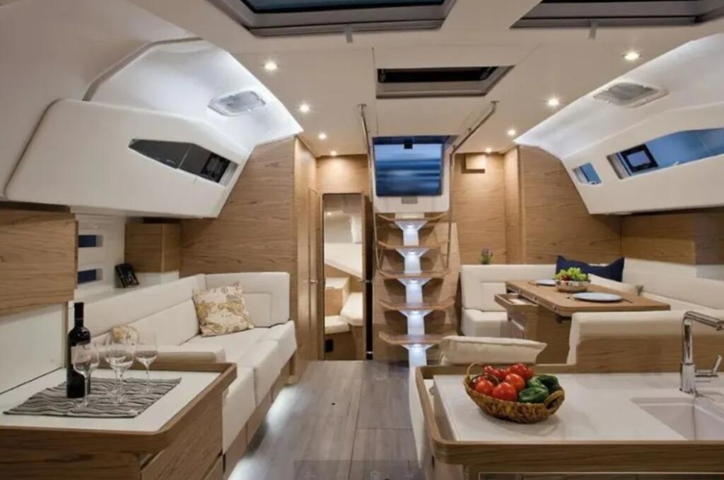 Sailing yacht 