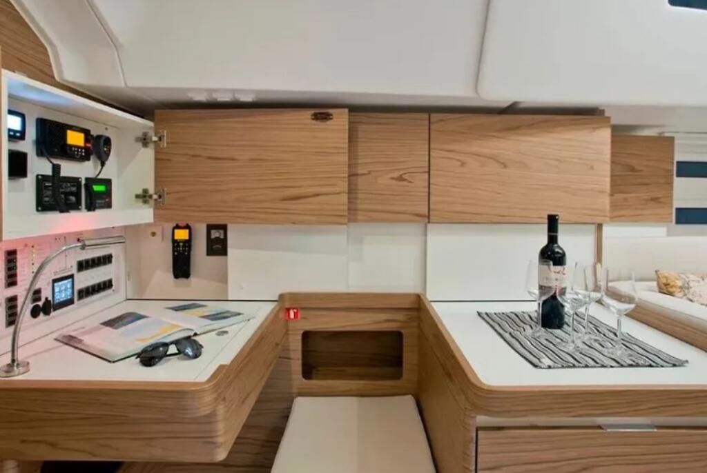 Sailing yacht 