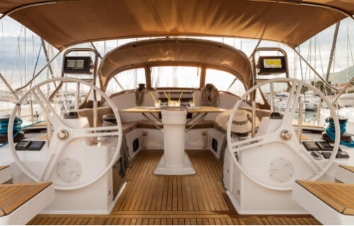 Sailing yacht 