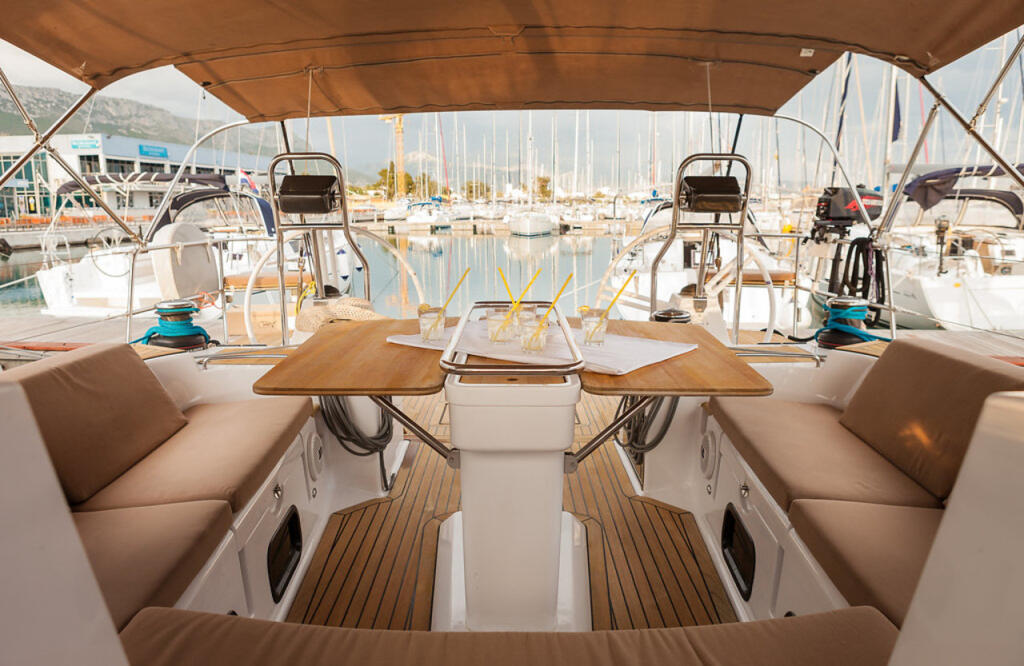 Sailing yacht 