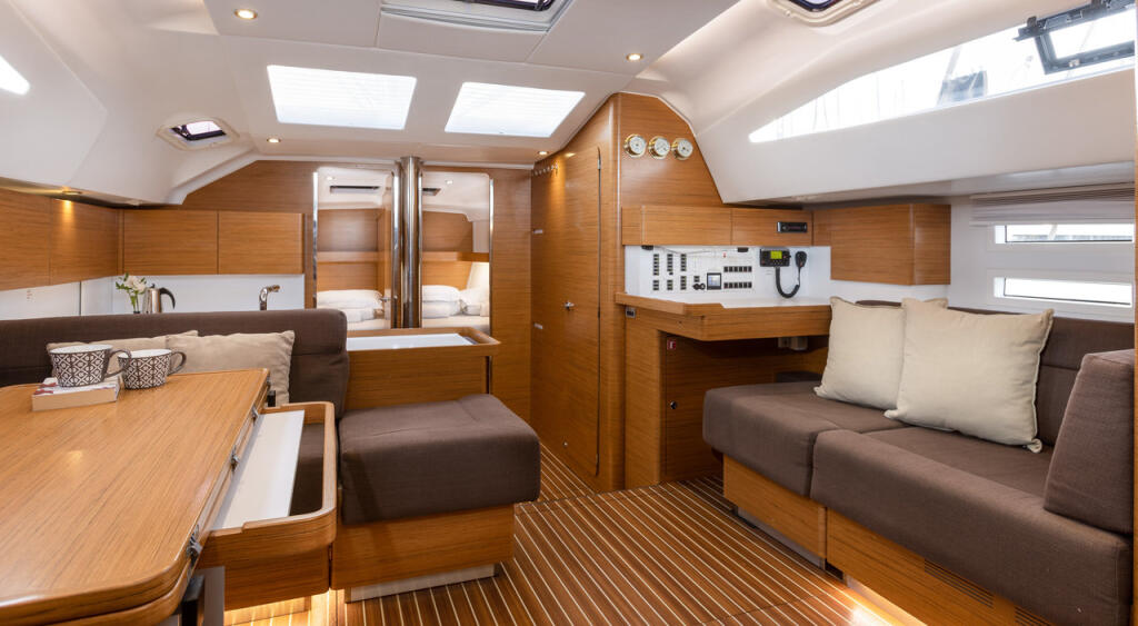 Sailing yacht 