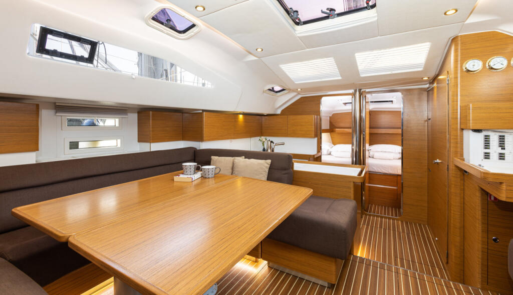 Sailing yacht 