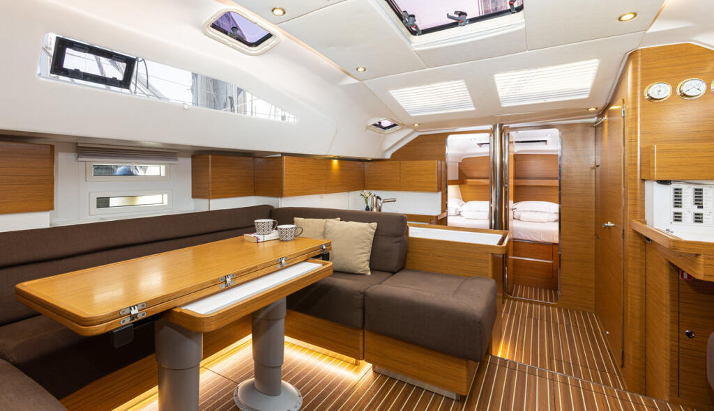 Sailing yacht 