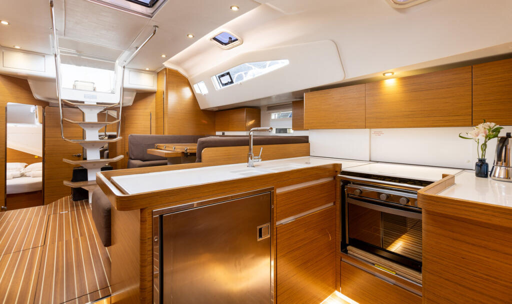 Sailing yacht 