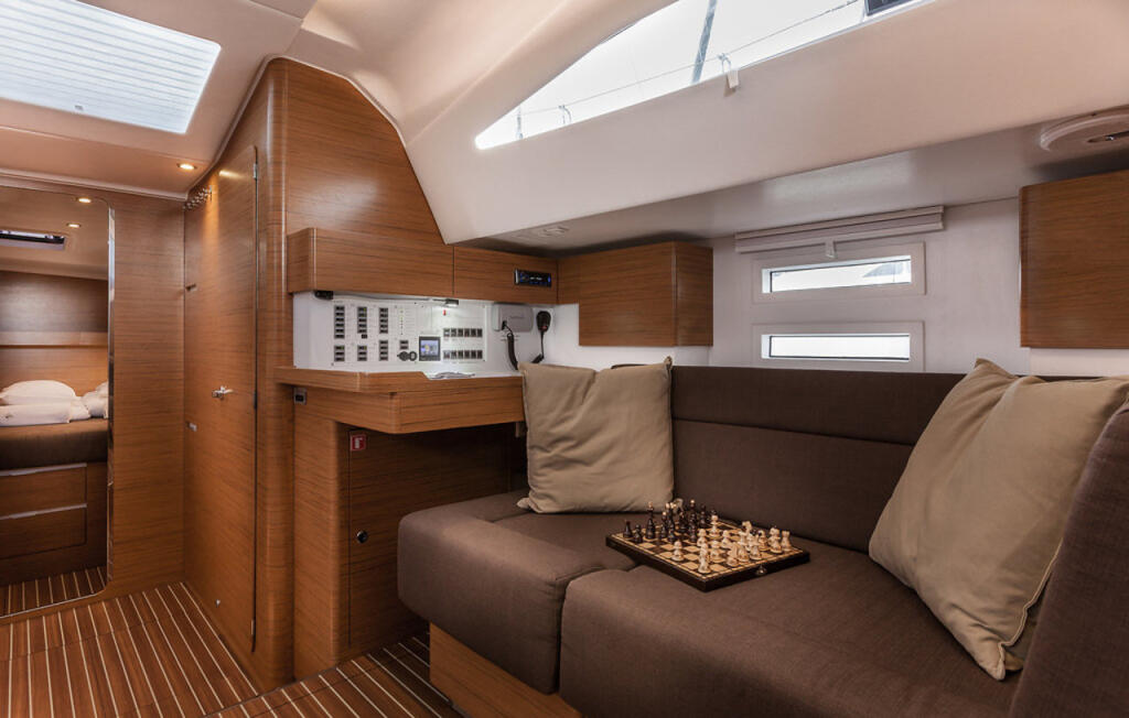 Sailing yacht 