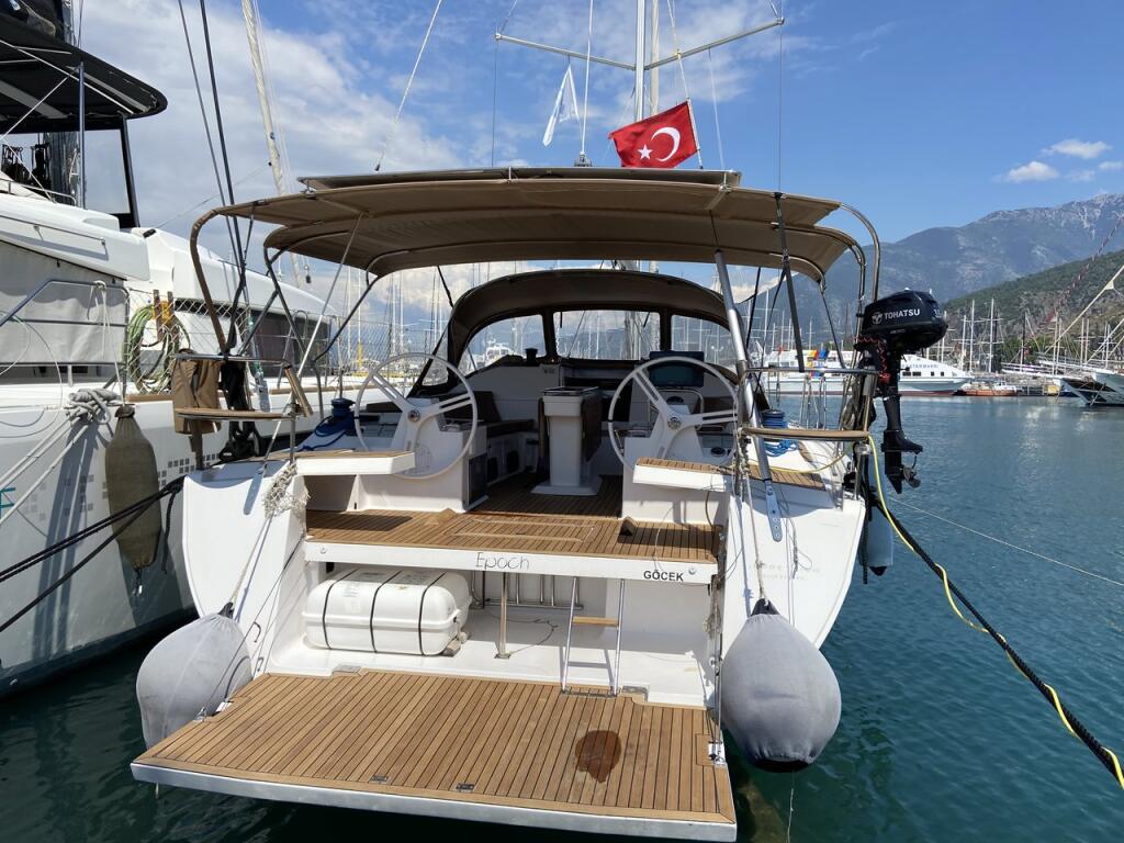 Sailing yacht 