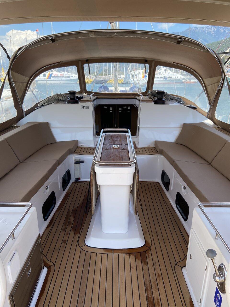 Sailing yacht 