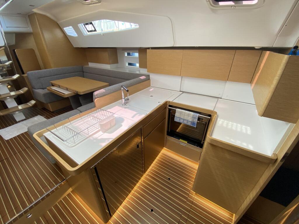 Sailing yacht 