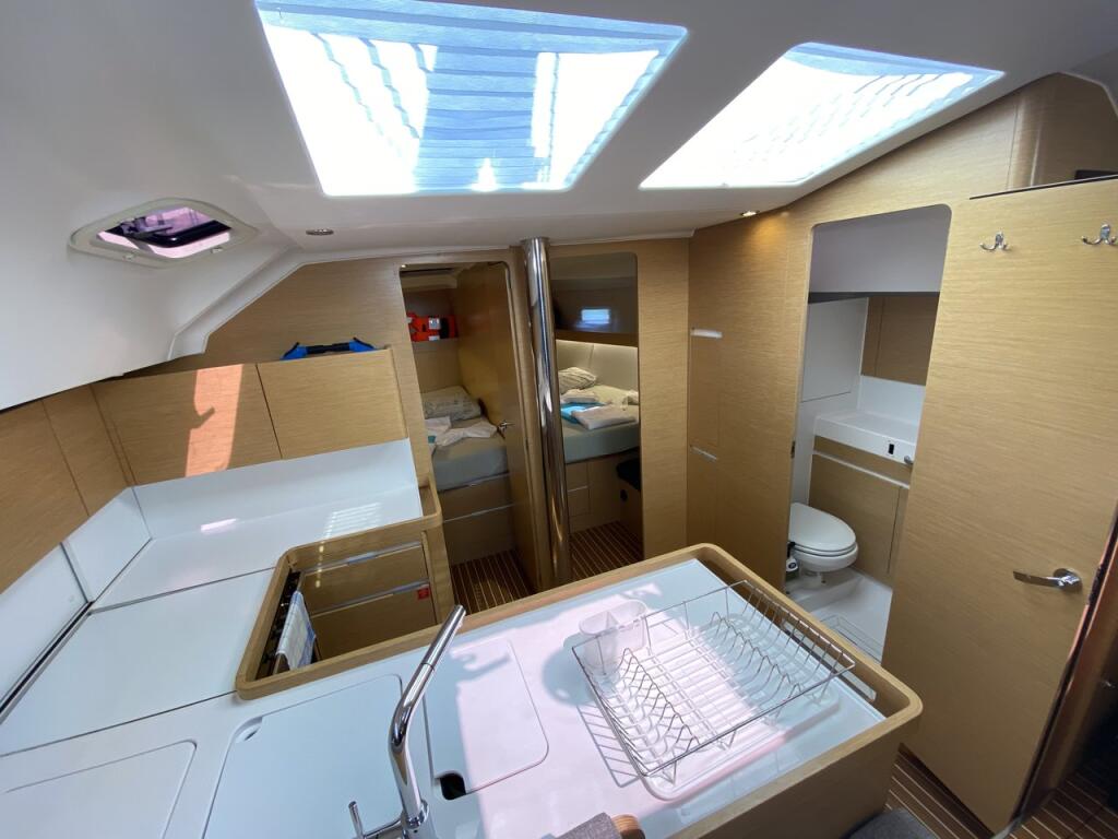 Sailing yacht 
