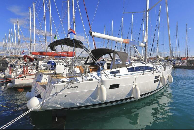 Sailing yacht 