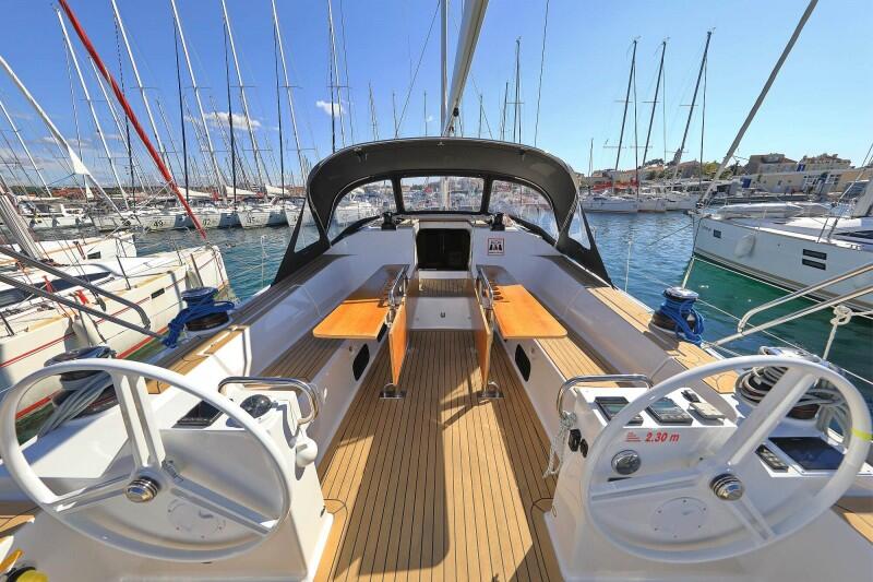 Sailing yacht 