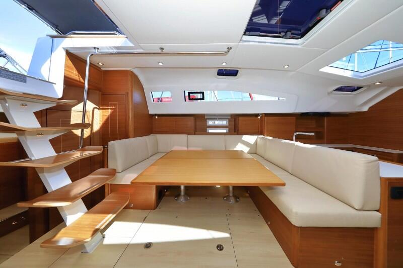 Sailing yacht 