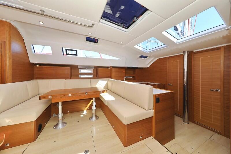 Sailing yacht 