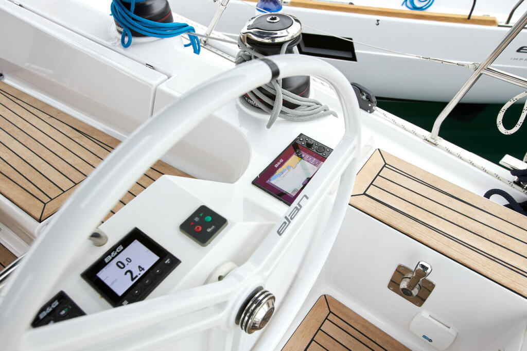 Sailing yacht 