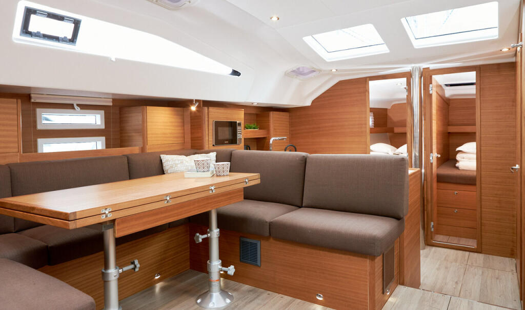 Sailing yacht 