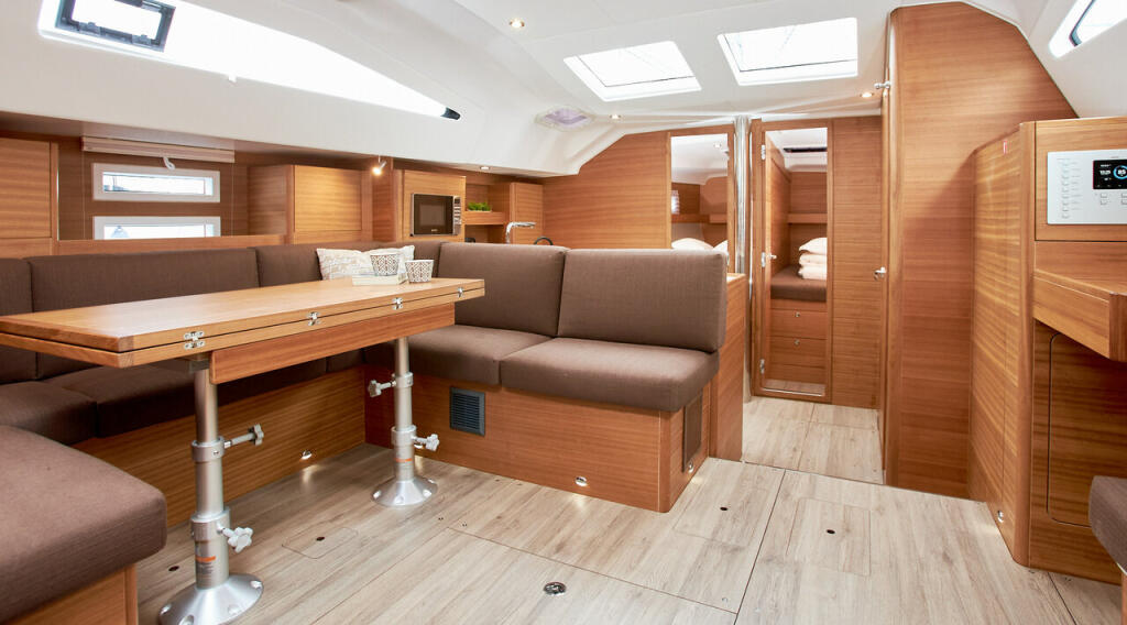 Sailing yacht 