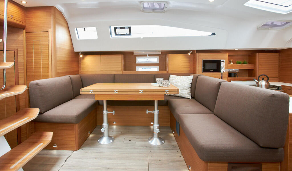 Sailing yacht 