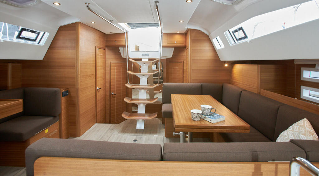 Sailing yacht 