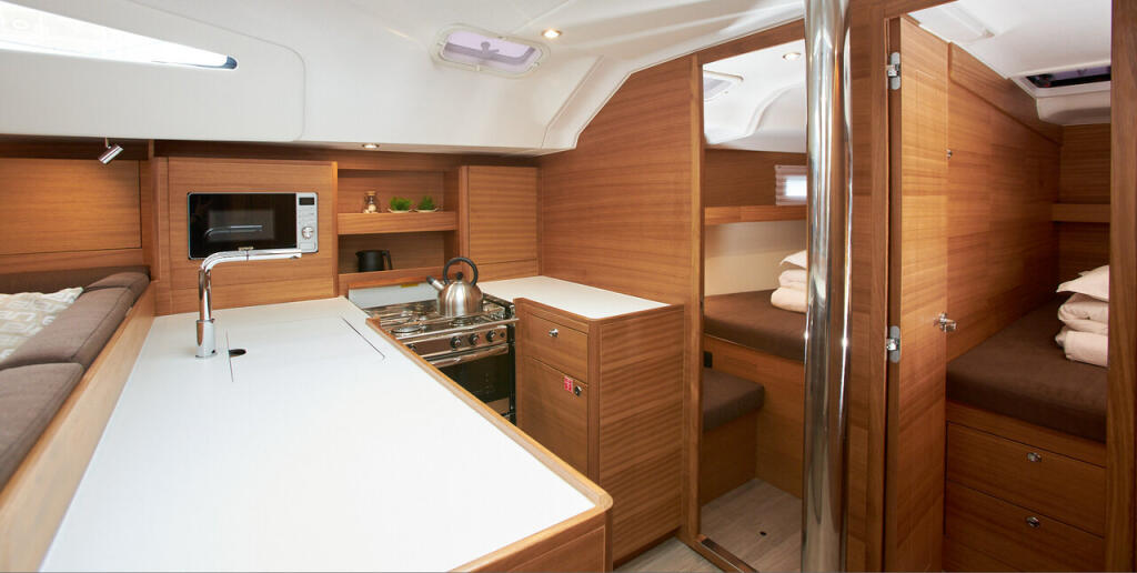 Sailing yacht 