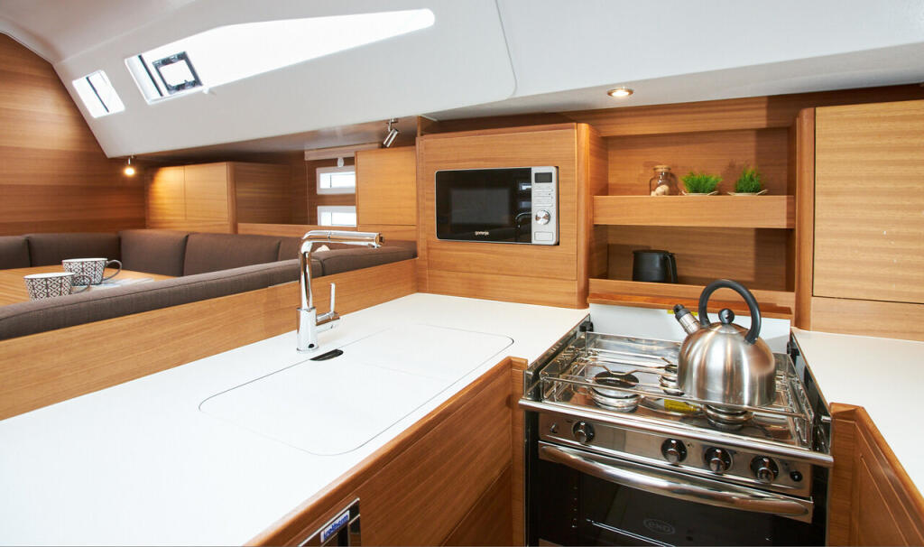Sailing yacht 