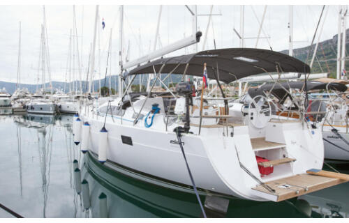 Sailing yacht 