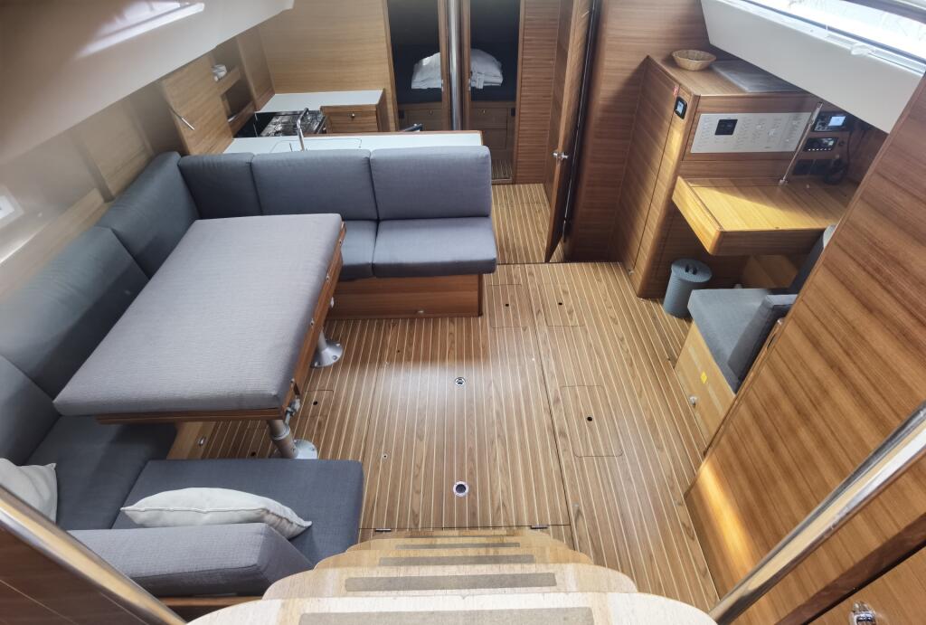 Sailing yacht 
