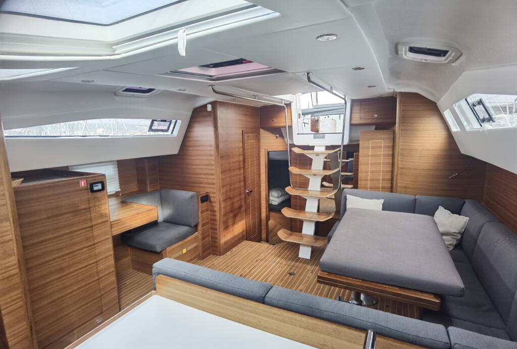 Sailing yacht 