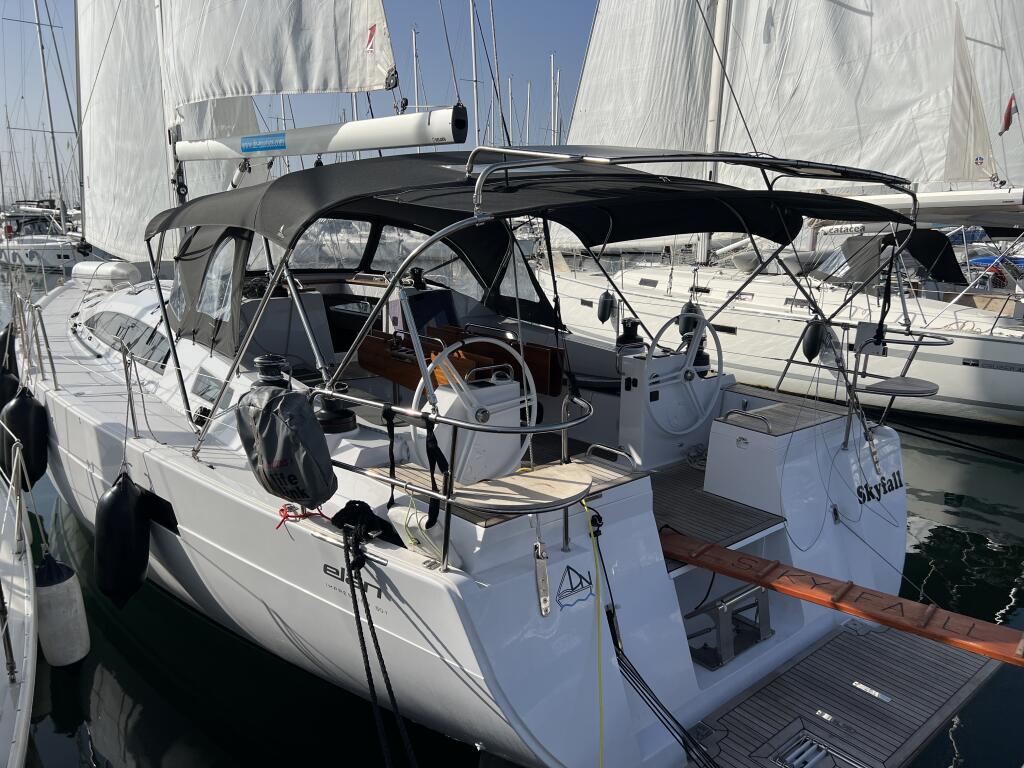 Sailing yacht 
