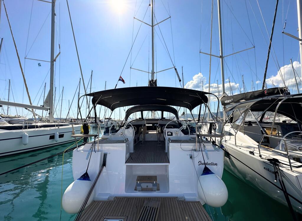 Sailing yacht 