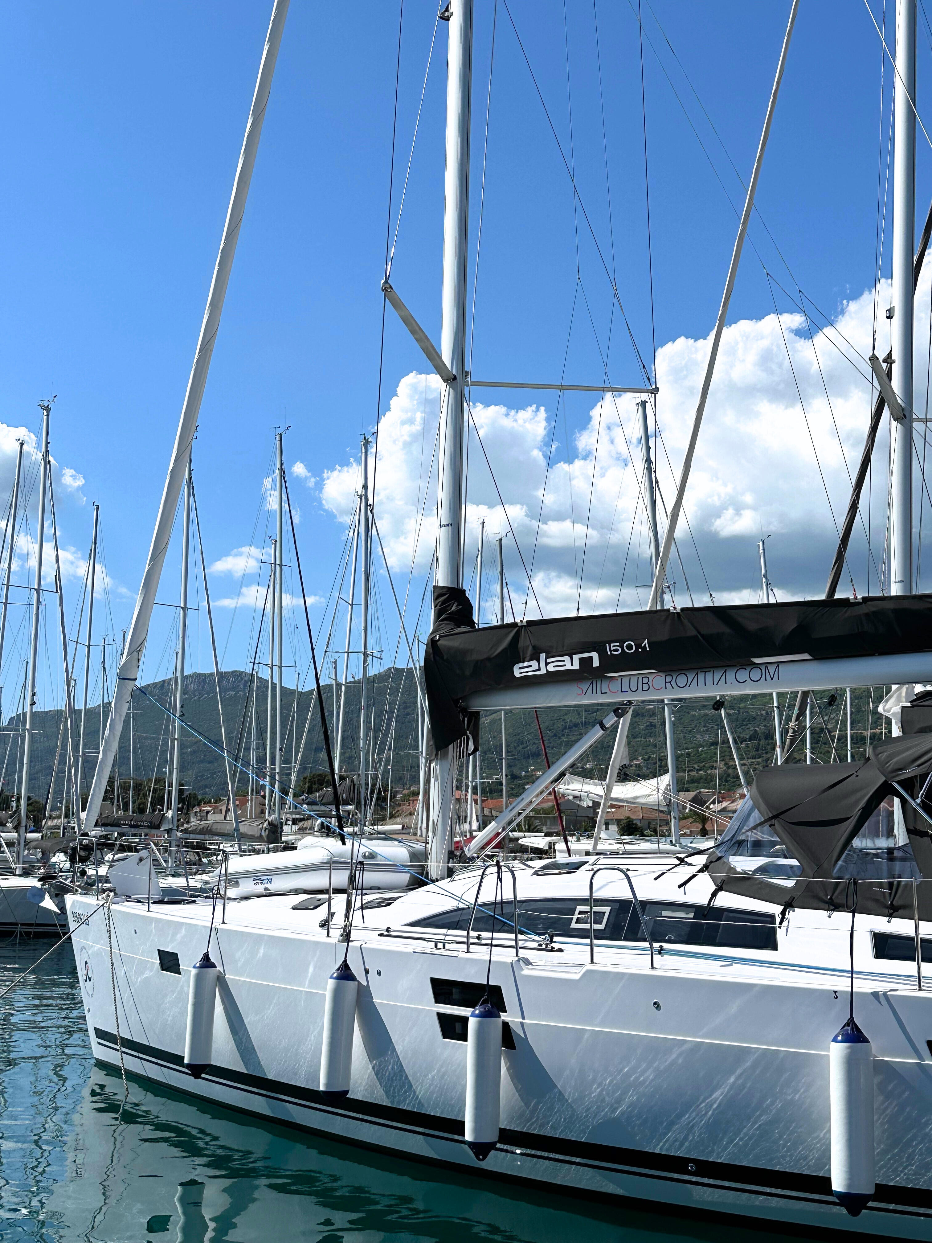 Sailing yacht 