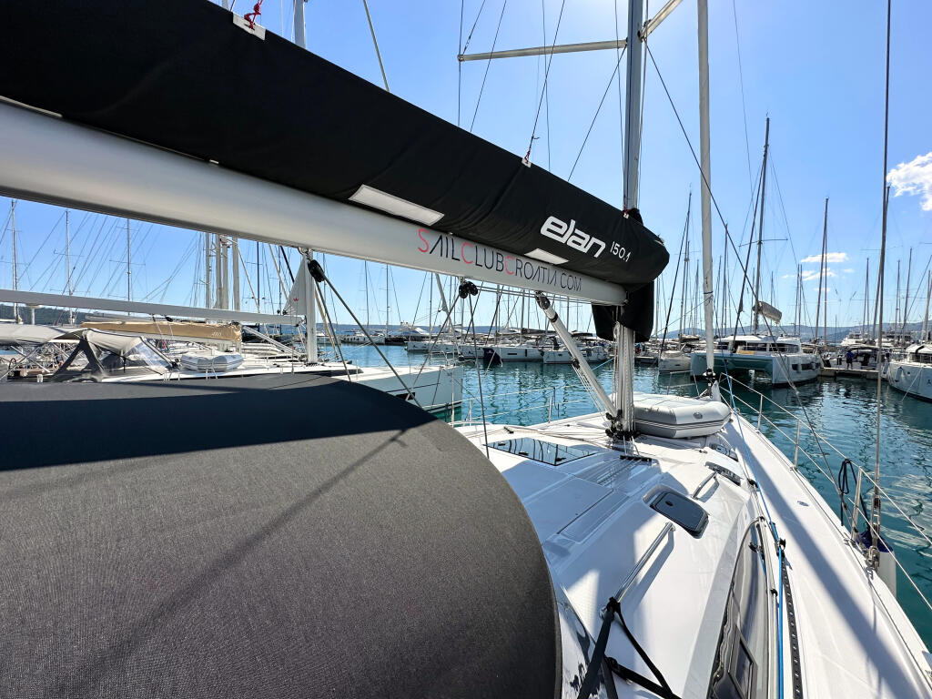 Sailing yacht 