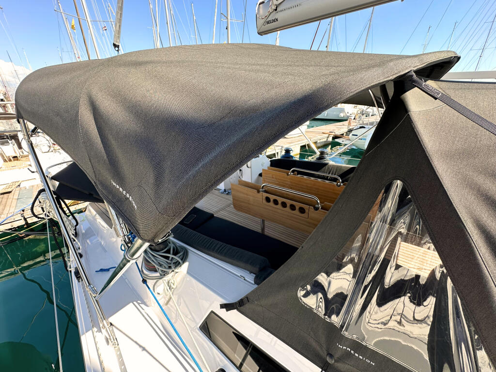 Sailing yacht 