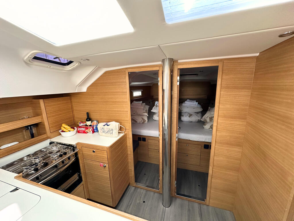 Sailing yacht 