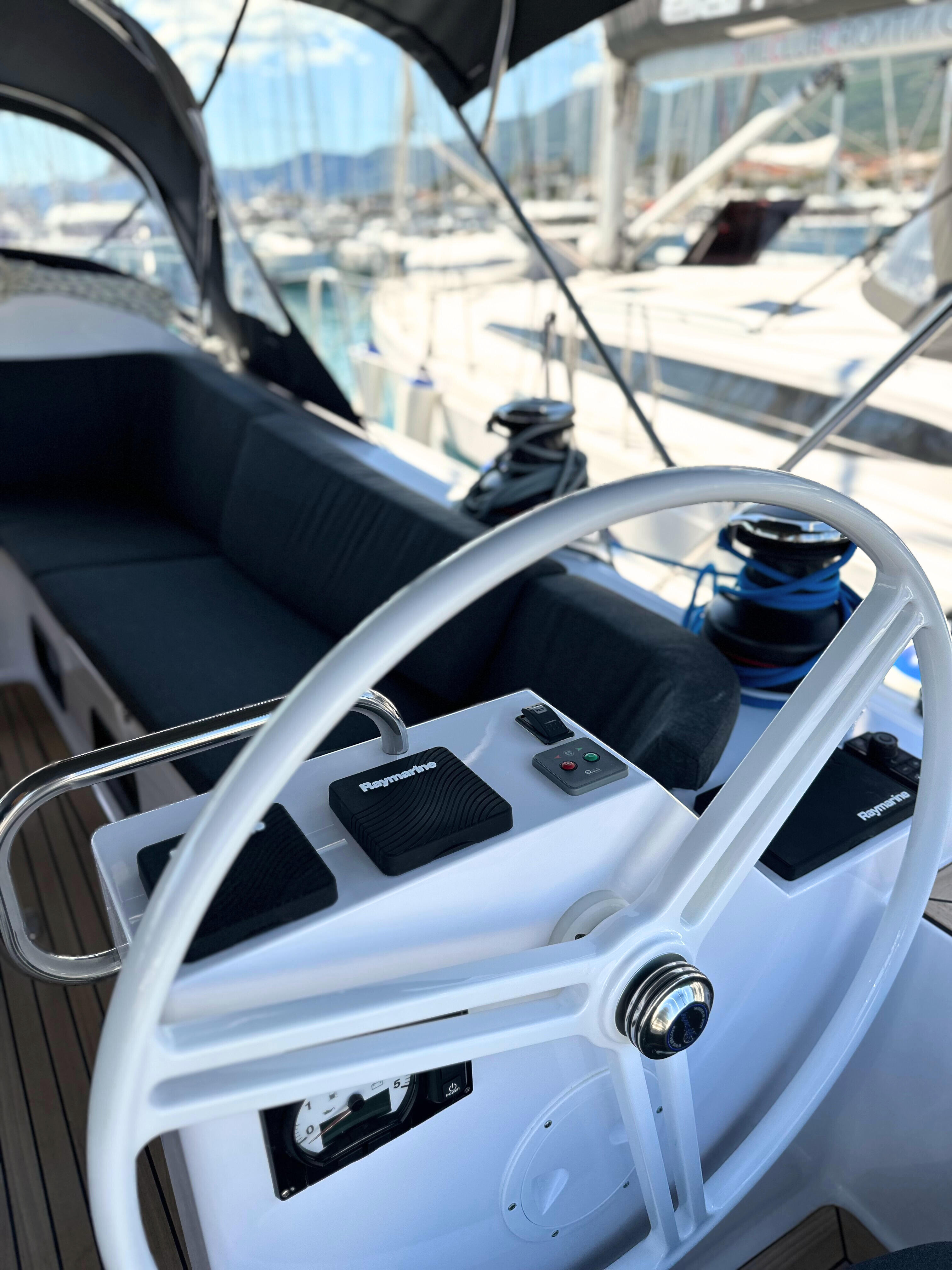 Sailing yacht 