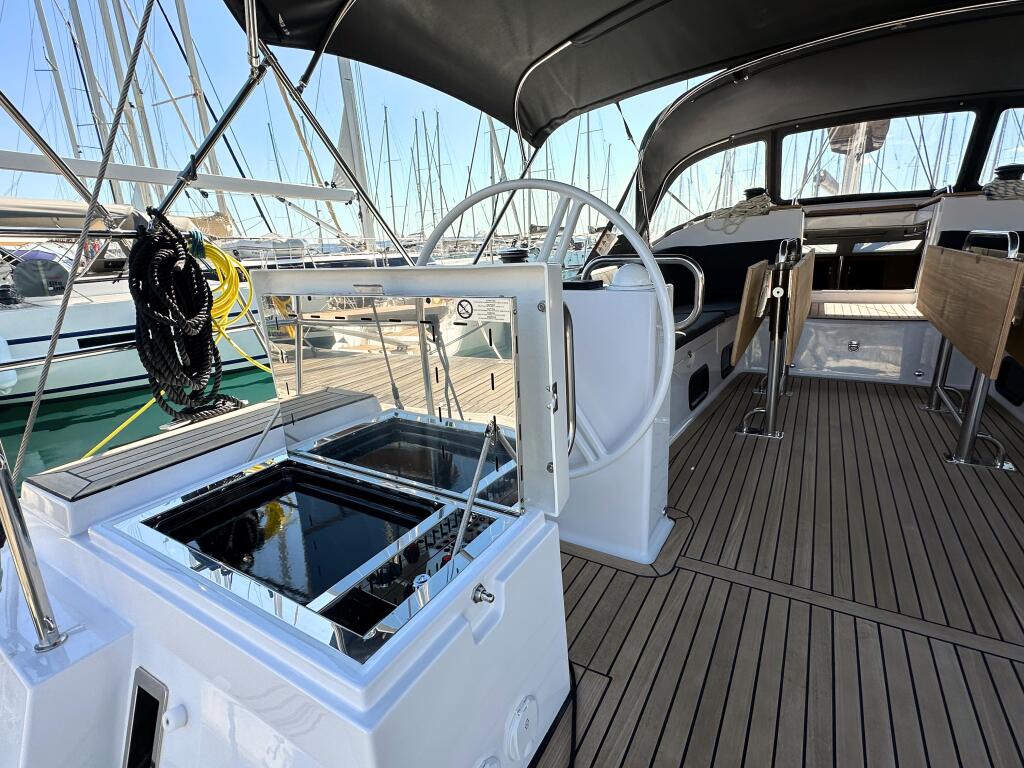 Sailing yacht 