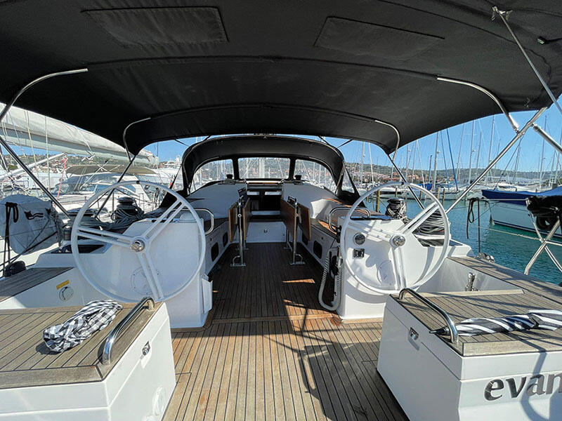 Sailing yacht 
